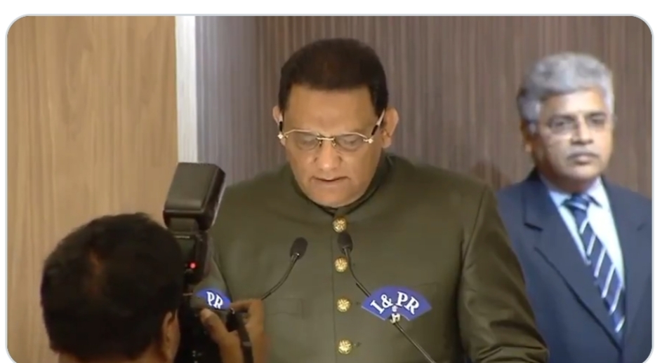 अझरुद्दीन यांनी घेतली तेलंगणाचे कॅबिनेट मंत्री म्हणून शपथ