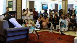 अफगाण तालिबान भारतातील परिषद आणि टीका नंतर महिला पत्रकारांचा सहभाग, अमीर मुटाकी यांना कठोर प्रश्नांचा सामना करावा लागला.