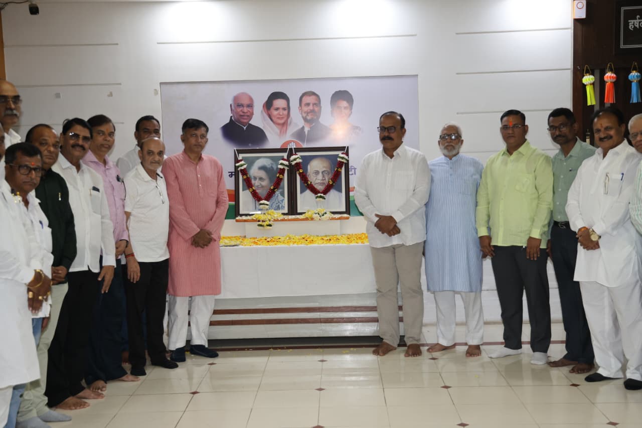 इंदिरा गांधी आणि सरदार पटेल यांना टिळक भवन येथे श्रध्दांजली महाराष्ट्र काँग्रेसच्या वतीने त्यांच्या जयंती व जयंतीनिमित्त शोकसभेचे आयोजन करण्यात आले होते.