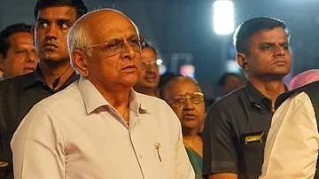 गुजरातच्या राजकारणात मोठी उलथापालथ, मुख्यमंत्री वगळता सर्व मंत्र्यांनी दिला सामूहिक राजीनामे, उद्या होणार नव्या मंत्रिमंडळाची शपथ