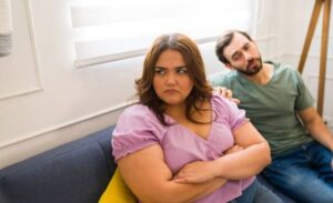 फोनवर पत्नीचे नाव “लठ्ठ” म्हणून वापरल्याबद्दल पतीला घटस्फोटाची नोटीस बजावली: