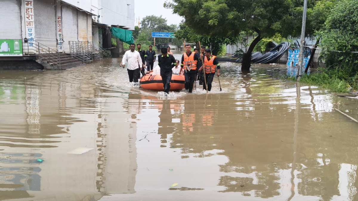 बनावट पूरग्रस्तांची यादी तयार करून फसवणूक करणाऱ्या अधिकाऱ्यांवर गुन्हा दाखल करण्याची मागणी