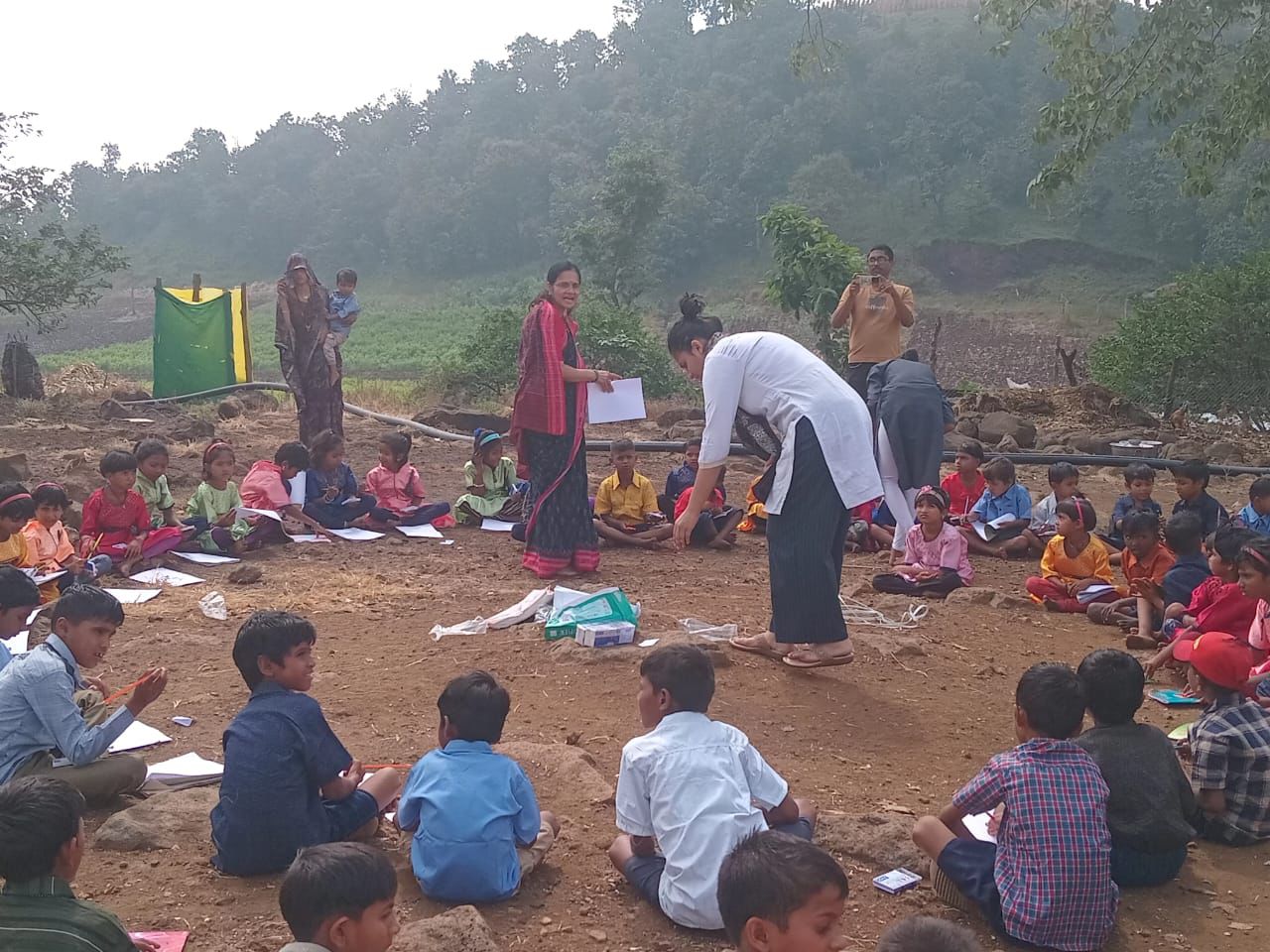 महाराष्ट्र काँग्रेस अध्यक्षांनी सातपुडा परिसरातील आदिवासींमध्ये दिवाळी साजरी केली