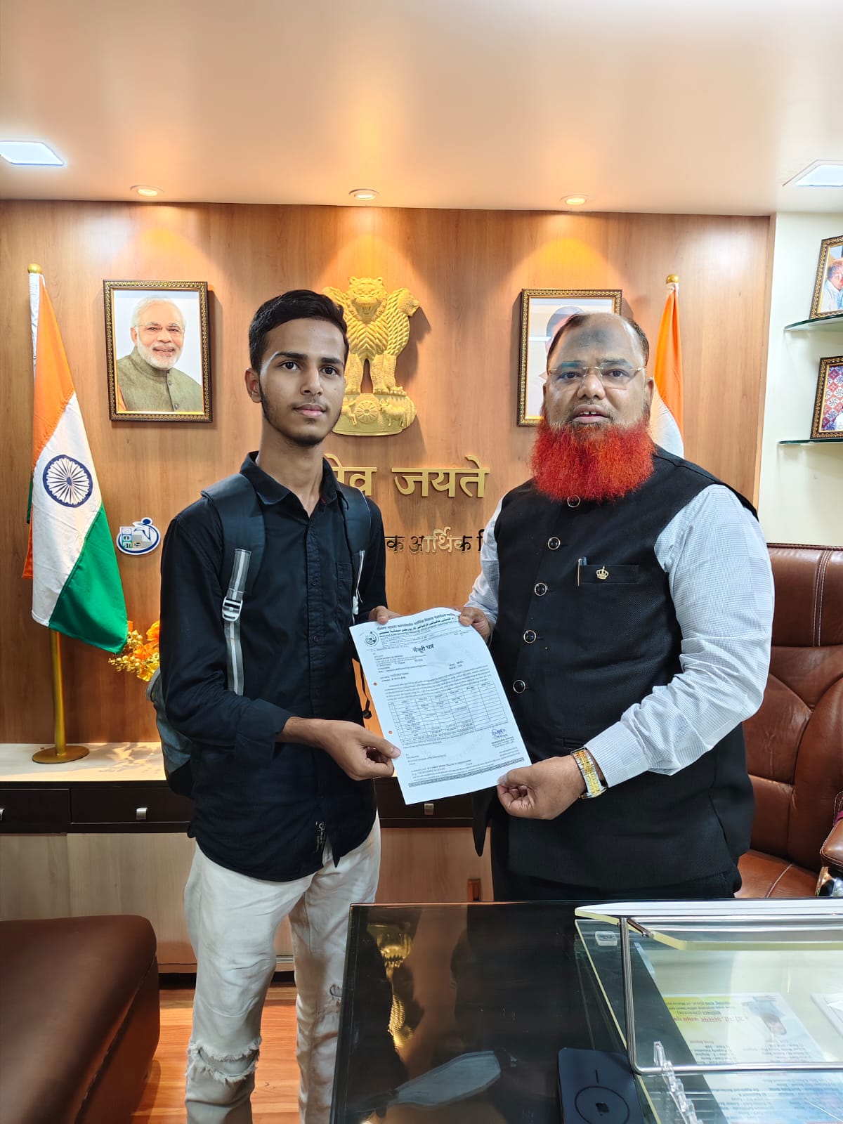 मौलाना आझाद फायनान्शियल कॉर्पोरेशनने ठाण्यातील 10 विद्यार्थ्यांना 33 लाख रुपयांचे धनादेश दिले.