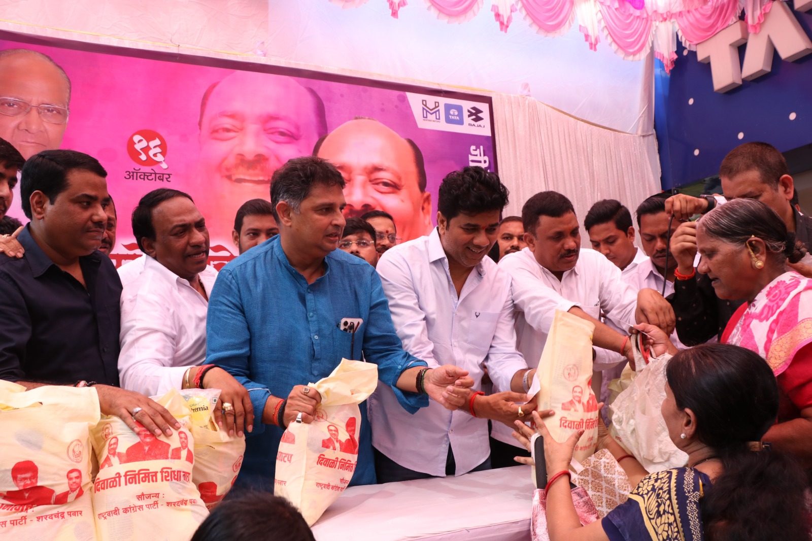 राष्ट्रवादी काँग्रेस (शरदचंद्र पवार) आणि महाराष्ट्र न्युनर्मन सेनेच्या नेत्यांनी जात, धर्म आणि घराणेशाहीच्या भिंती तोडून ठाण्यात दिवाळी रेशनचे वाटप केले, उत्तर भारतातील नागरिकांनीही त्यांचे आभार व्यक्त केले.