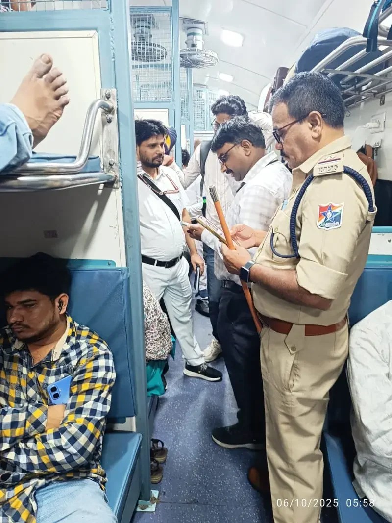 रेल्वे व्यापक तिकिट तपासणी मोहीम, त्याच दिवशी 1220 प्रवाश्यांवरील कारवाईला 4.9 लाख रुपये दंड मिळाला: