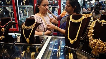 सोन्या-चांदीच्या दरात घसरण सुरूच, खरेदीदारांसाठी आनंदाची बातमी: