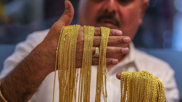 सोन्याच्या भावात घसरण, वेगाला ब्रेक! खरेदीदार आणि गुंतवणूकदारांसाठी भविष्य काय आहे?