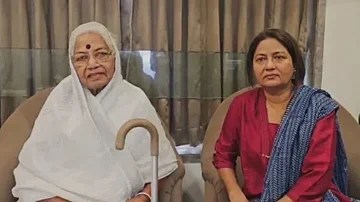 हा एक विषारी सिद्धांत आहे, मुख्य न्यायाधीशांकडे जोडा फेकण्याच्या प्रयत्नावर त्याची आई आणि बहिणीची प्रतिक्रिया समोर आली.