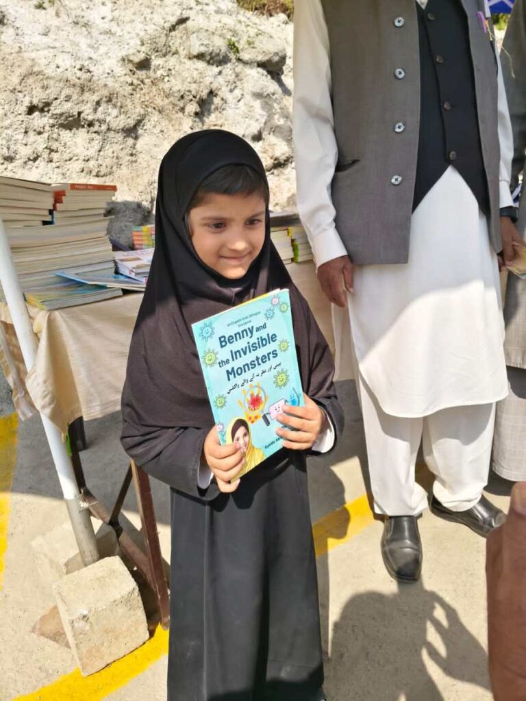 चार वर्षांच्या अबियाहाने द्विभाषिक पुस्तक प्रकाशित करून एक नवीन उदाहरण ठेवले: