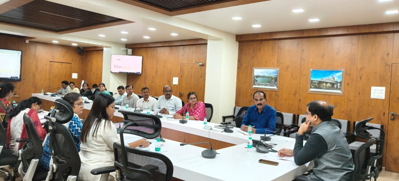 जिल्हाधिकारी डॉ.श्री कृष्णा पांचाळ यांच्या अध्यक्षतेखाली पोषण अभिसरण समितीची बैठक.