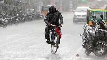 तामिळनाडूच्या अनेक जिल्ह्यांमध्ये मुसळधार पावसाची शक्यता, सखल भागातील लोकांना सावध राहण्याचा सल्ला