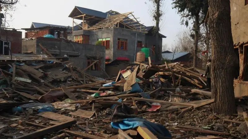 दिल्ली बॉम्बस्फोटाच्या आरोपावरून काश्मिरी डॉक्टर उमर नबी यांचे घर पाडले.