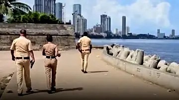 महाराष्ट्राच्या मंत्री पंकजा मुंडे यांच्या पीएला पत्नीच्या हत्येप्रकरणी अटक