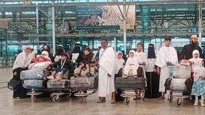 रस्ता अपघातात मृत्युमुखी पडलेल्या ४५ यात्रेकरूंमध्ये हैदराबादच्या एकाच कुटुंबातील ९ मुलांसह १८ जणांचा समावेश आहे.