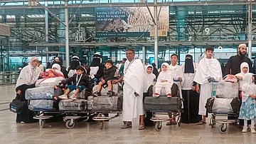 रस्ता अपघातात मृत्युमुखी पडलेल्या ४५ यात्रेकरूंमध्ये हैदराबादच्या एकाच कुटुंबातील ९ मुलांसह १८ जणांचा समावेश आहे.