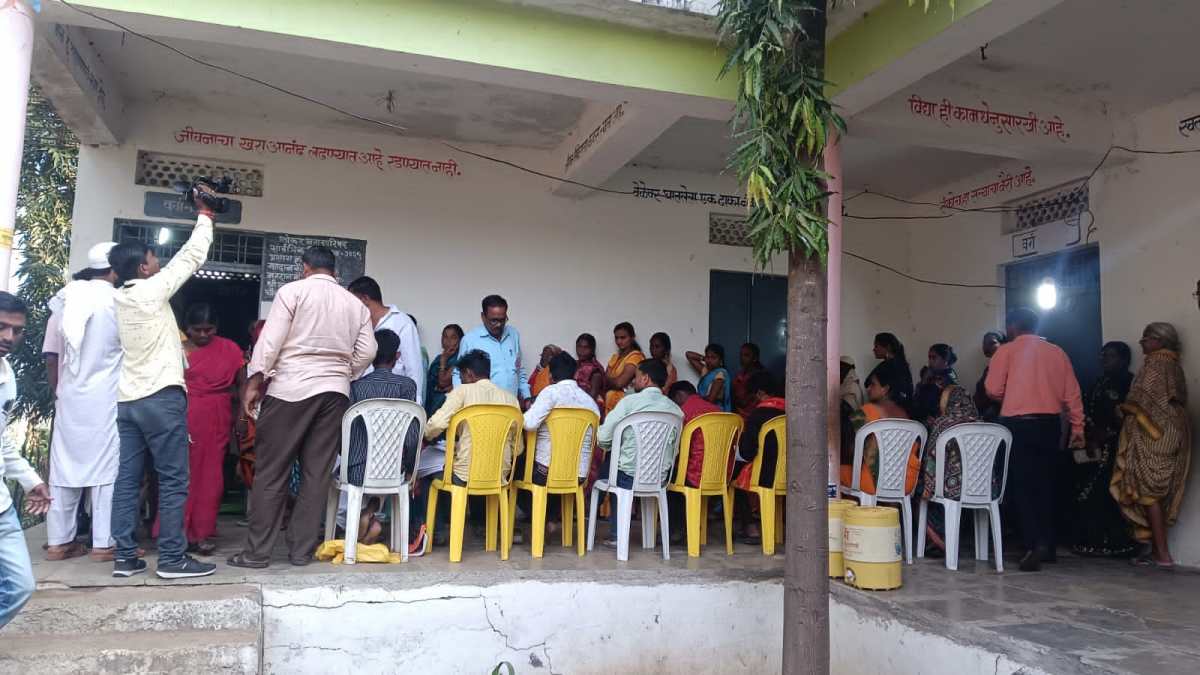 नांदेड जिल्ह्यात नगरपरिषद आणि नगर पंचायत निवडणुकीसाठी मतदान सुरू – महिला मतदारांमध्ये उत्साह