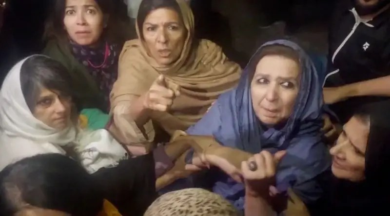 माजी पंतप्रधानांची प्रकृती ठीक आहे, पण खूप नाराजी आहे.