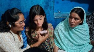 मुंबईतील ‘विवेक विद्यालय’ या कनिष्ठ महाविद्यालयाने बुरख्यावर बंदी घालण्याची अधिसूचना जारी केल्याने विद्यार्थ्यांनी विरोध सुरू केला आहे.