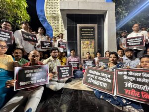 EMNS पोलीस ठाण्यात आंबेडकर पुतळ्याजवळ काळ्या फिती बांधून मनसेचा निषेध