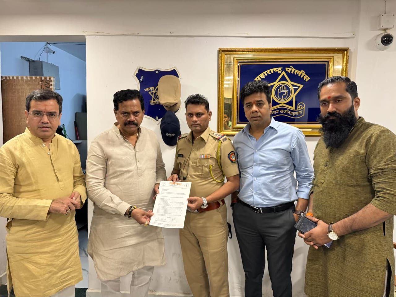 अर्ज मागे घेणाऱ्या शिवसेना-मनसेच्या उमेदवारांविरोधात पोलीस तक्रार, राजन विचारे आणि अविनाश जाधव यांचे श्रीनगर पोलीस ठाण्यात निवेदन
