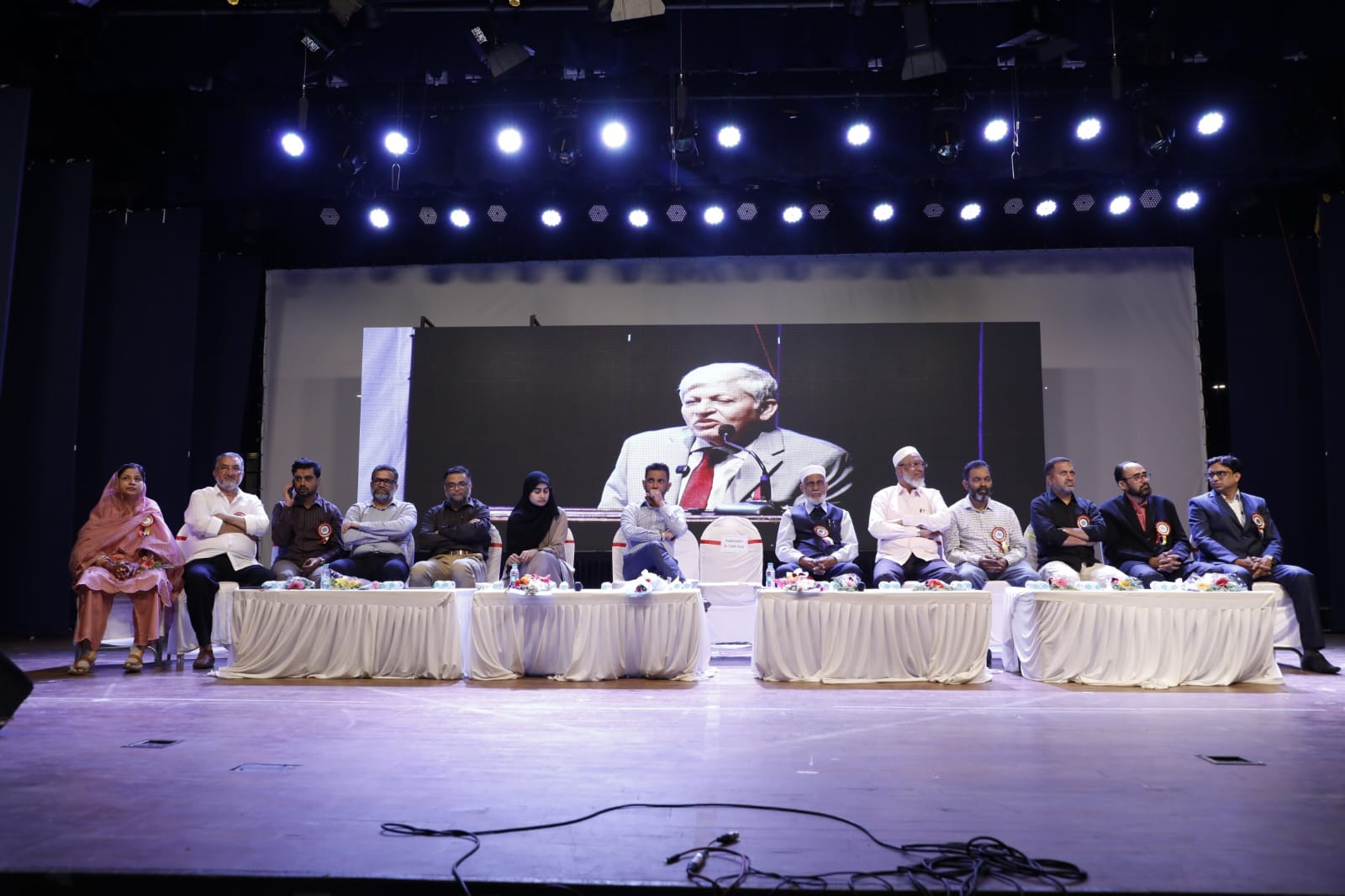 आयडियल ग्रुप ऑफ स्कूल्स अँड ज्युनियर कॉलेज, ठाण्यातील वार्षिक सांस्कृतिक जलसा, भव्य शैलीत आयोजित करण्यात आला, विद्यार्थ्यांच्या कला, सामाजिक संदेश आणि शैक्षणिक उत्साहाने उपस्थितांना भुरळ घातली.