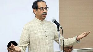 उद्धव ठाकरे गटाच्या ‘बाप तो बाप होता है’च्या पोस्टरमुळे मुंबईच्या राजकारणात खळबळ उडाली आहे.