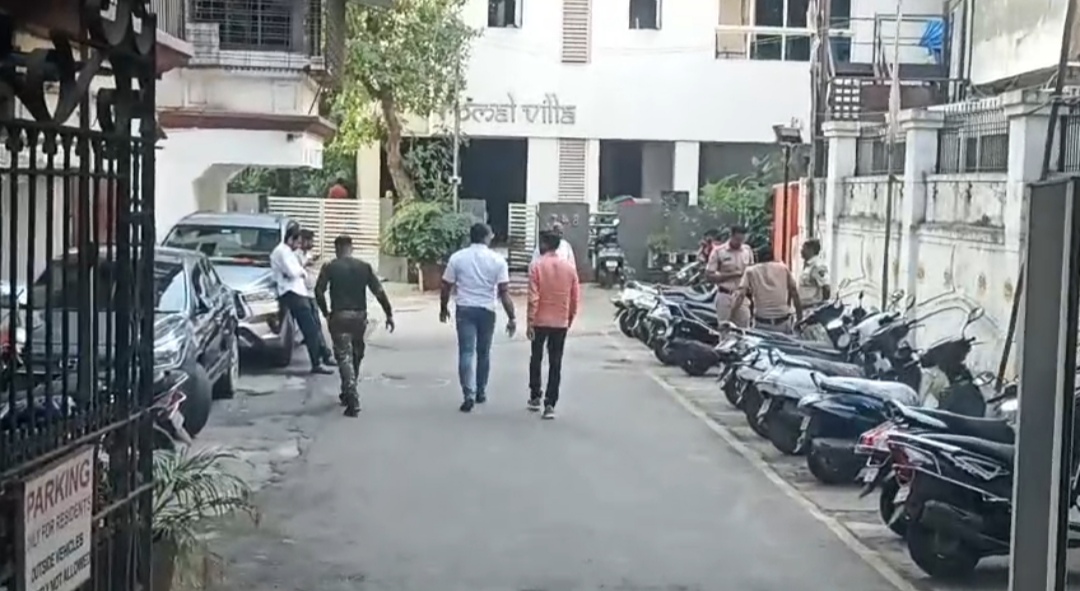 एकनाथ शिंदे यांच्या सहकाऱ्यांची बिनविरोध निवड करण्यासाठी पोलिसांच्या हस्तक्षेपाचा आरोप करणारा व्हिडिओ राजन विचारे आणि अविनाश जाधव यांनी सादर केला.