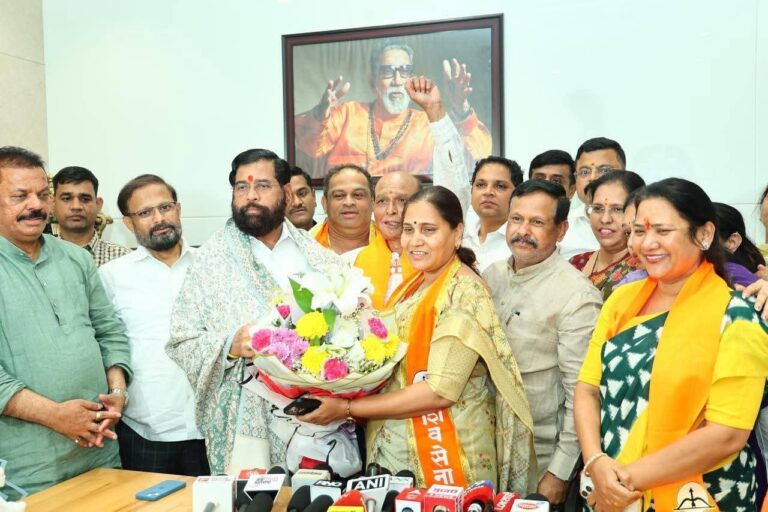 ठाणे महापालिका निवडणुकीत शिवसेनेचे सात उमेदवार बिनविरोध निवडून आले, उपमुख्यमंत्र्यांची भेट