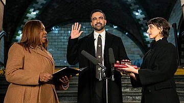 न्यूयॉर्क शहराचे पहिले मुस्लिम महापौर झहरान ममदानी यांनी कुराणावर हात ठेवून शपथ घेतली: