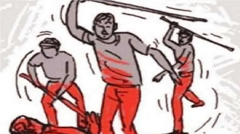 भांडण थांबवण्यासाठी आलेल्या सरकारी कारकुनाला क्रिकेटच्या मैदानात बॅट, काठ्यांनी मारहाण करण्यात आली.