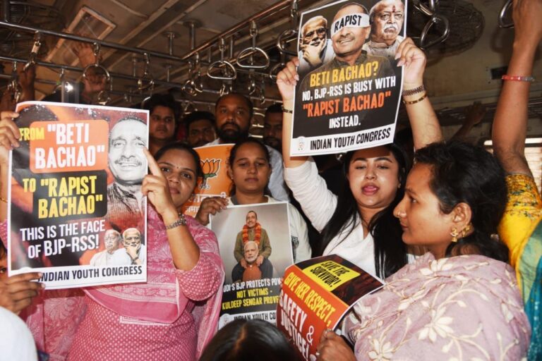 मुंबई युवक काँग्रेस लोकल ट्रेनमध्ये जनजागृती मोहीम: