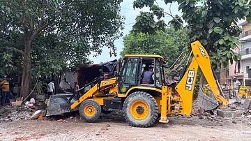 मेडिकल कॉलेज परिसरातील सुमारे 12 देवस्थानांवर बुलडोझर
