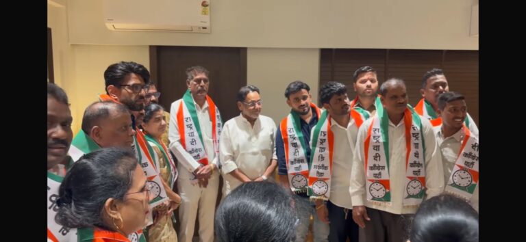 राष्ट्रवादी काँग्रेसचे (शरद पवार) ईशान्य मुंबई जिल्हाध्यक्ष धनंजय पिसाळ यांनी सहकाऱ्यांसह राष्ट्रवादी काँग्रेसमध्ये प्रवेश केला.