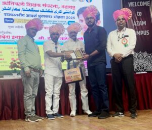 सर्फराज पुणे (महाराष्ट्र) यांच्या हस्ते डॉ.शेख अतीकुर रेहमान यांना भारतरत्न मौलाना अबुल कलाम आझाद रस्ती अनुकरणीय शिक्षक देऊन सन्मानित करण्यात आले.