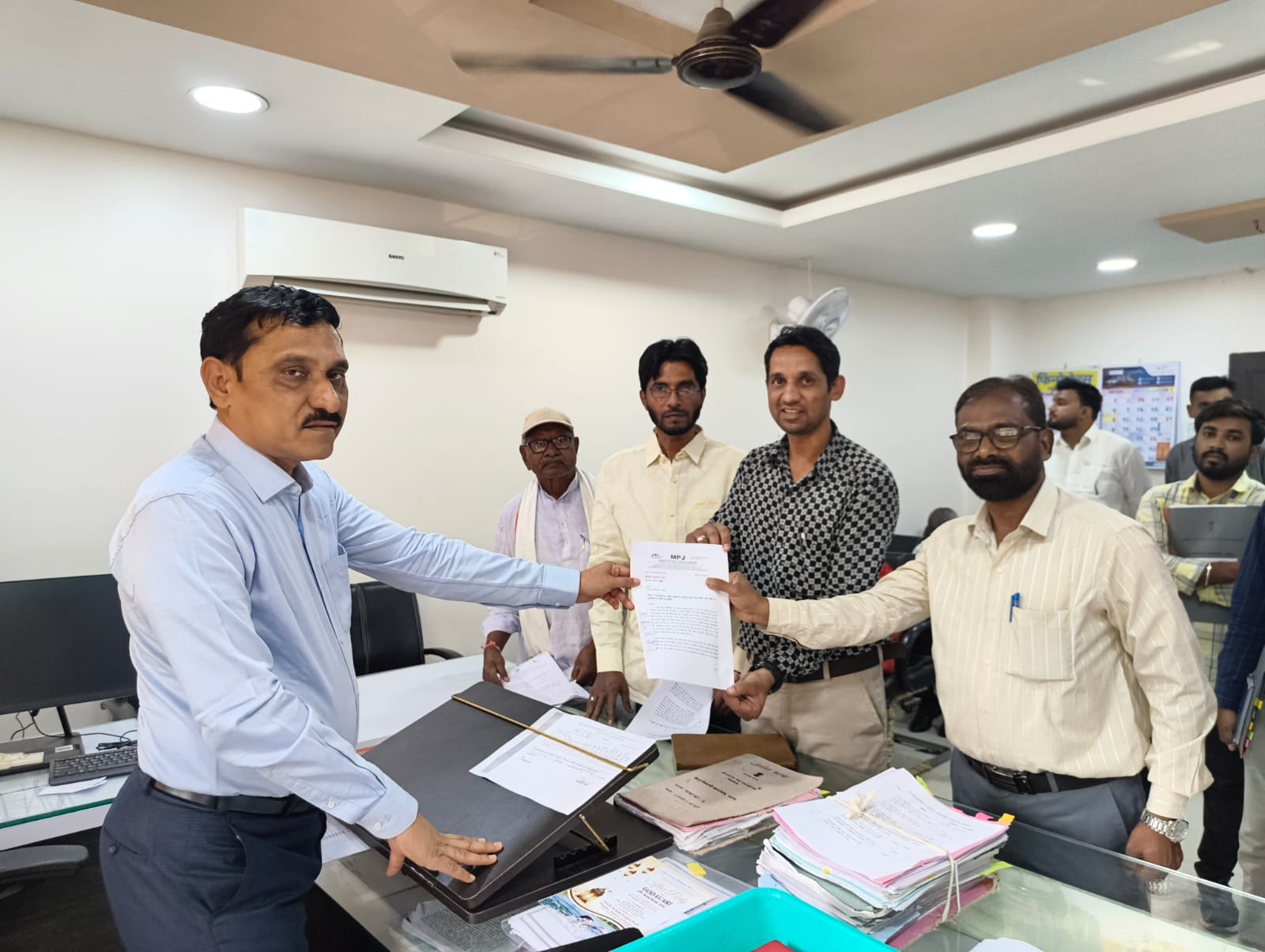 25% RTE प्रवेशांवर बेकायदेशीर अंतर निर्बंधांविरोधात मुख्यमंत्र्यांना निवेदन सादर