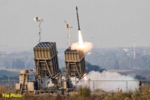 इराणने 70 क्षेपणास्त्रांसह इस्रायलवर तीन-मार्गी पलटवार केला, तेल अवीवमध्ये सायरन वाजले, हुथी-हिजबुल्लाहनेही आघाडी उघडली.