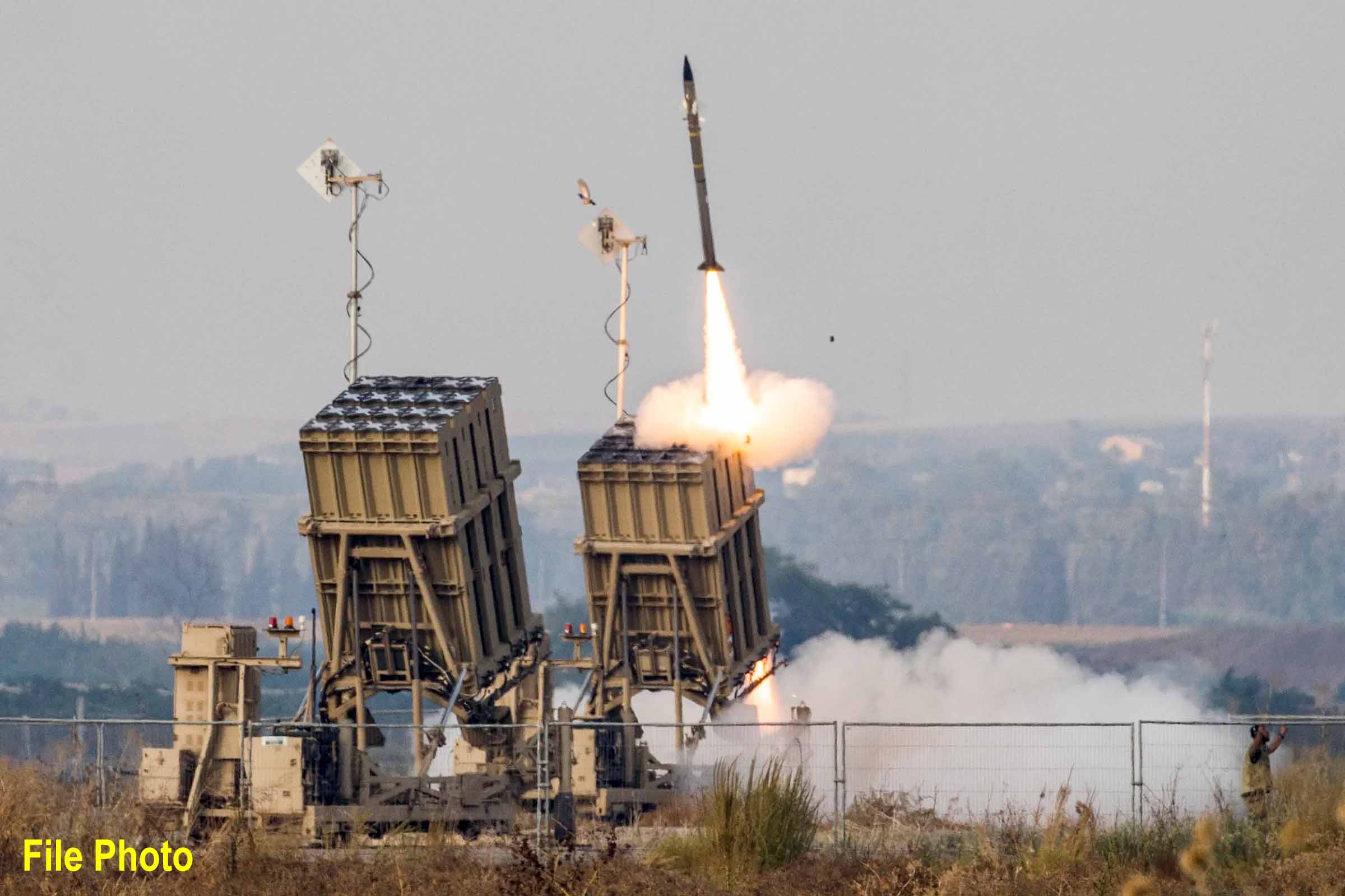 इराणने 70 क्षेपणास्त्रांसह इस्रायलवर तीन-मार्गी पलटवार केला, तेल अवीवमध्ये सायरन वाजले, हुथी-हिजबुल्लाहनेही आघाडी उघडली.