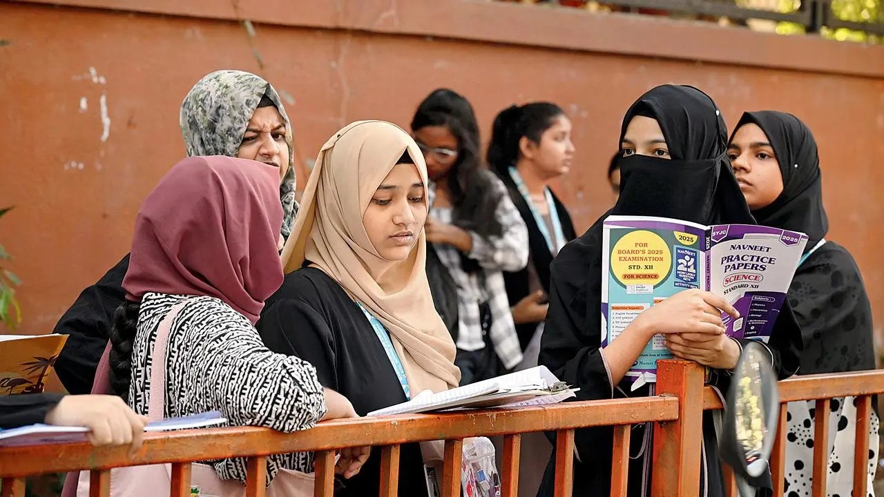 औरंगाबाद : दहावी आणि बारावीच्या परीक्षेत विद्यार्थिनींना बुरखा घालण्याची परवानगी : कोणीही रोखू शकत नाही. औरंगाबाद : दहावी आणि बारावीच्या परीक्षेत विद्यार्थिनींना बुरखा घालण्याची परवानगी : कोणीही रोखू शकत नाही.