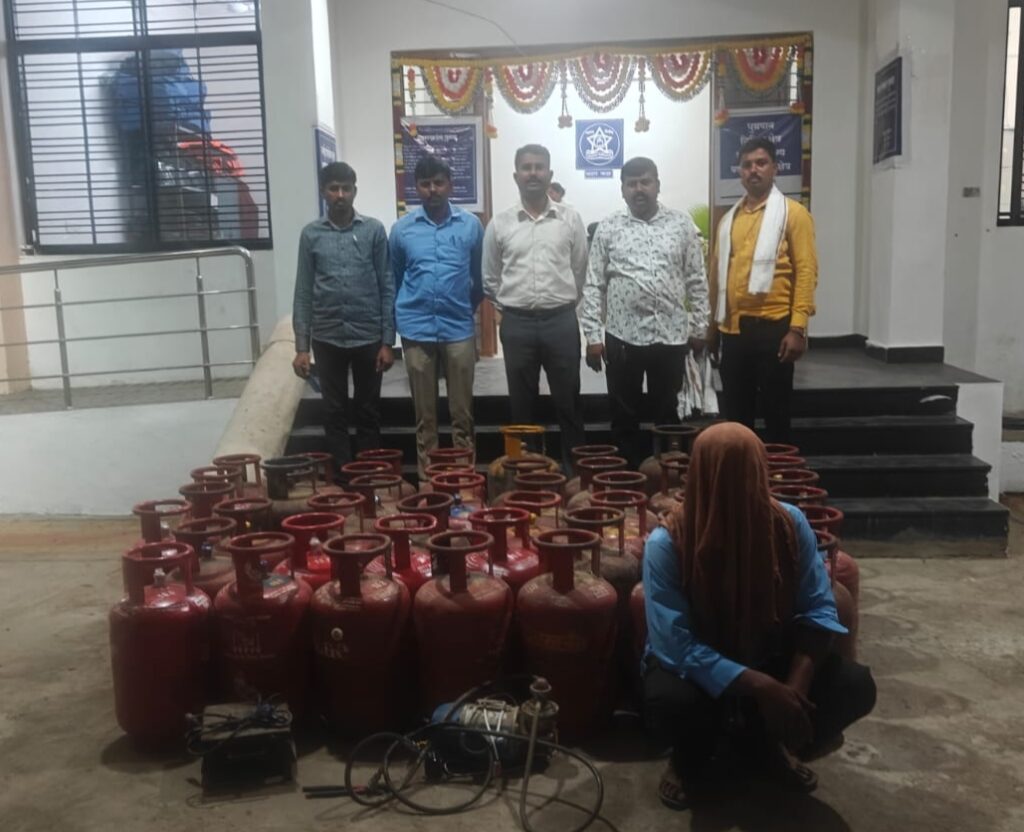 घरगुती गॅस सिलिंडरमधून वाहनात अवैध गॅस भरणाऱ्याला अटक, 1,48,700 रुपयांची मालमत्ता जप्त – स्थानिक गुन्हे शाखेची नांदेडची कारवाई