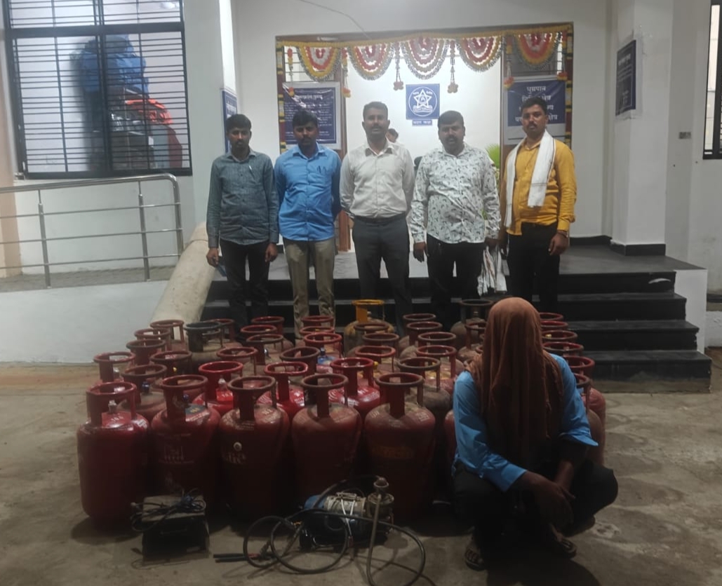 घरगुती गॅस सिलिंडरमधून वाहनात अवैध गॅस भरणाऱ्याला अटक, 1,48,700 रुपयांची मालमत्ता जप्त – स्थानिक गुन्हे शाखेची नांदेडची कारवाई
