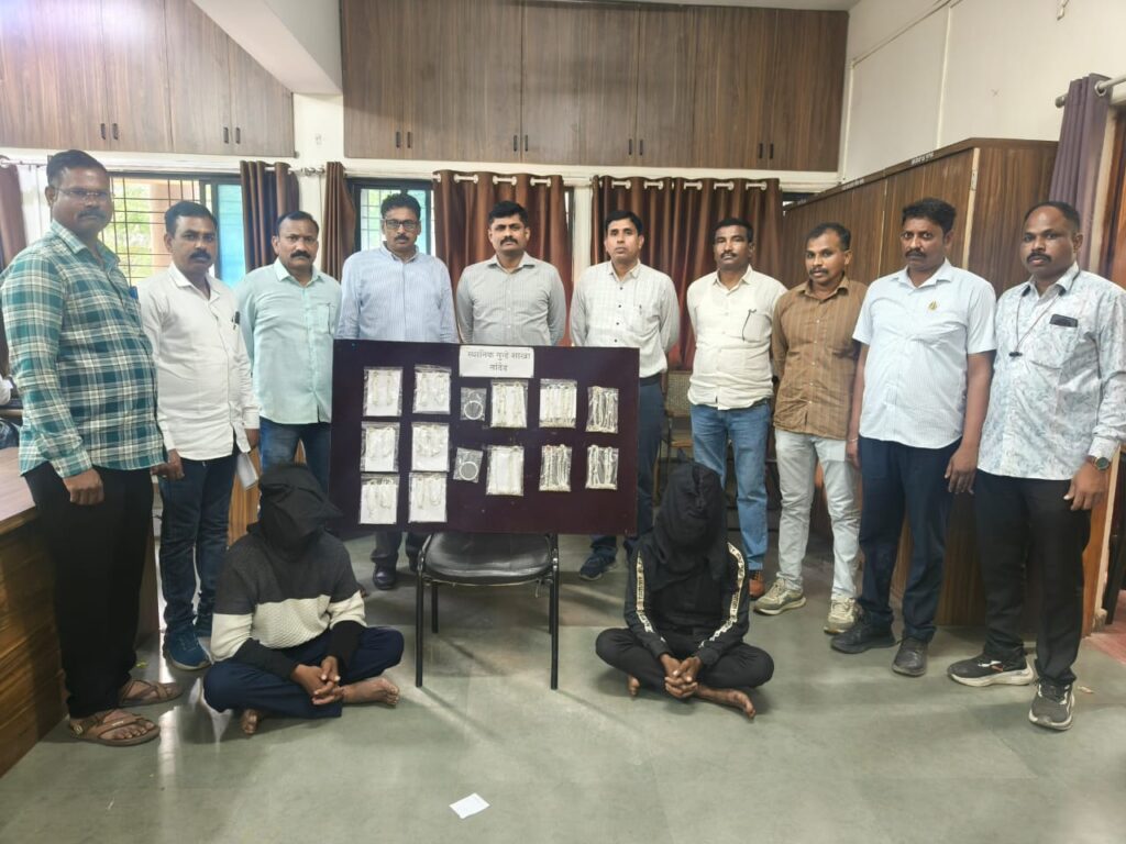 नांदेड : आंतरराज्य चोरी करणाऱ्या टोळीला अटक करण्यात आली असून आरोपींकडून अडीच लाखांची चांदी जप्त करण्यात आली आहे.
