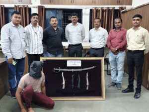 नांदेडमध्ये अवैध शस्त्रांसह तरुणाला अटक, दोन खंजीर, तलवार जप्त