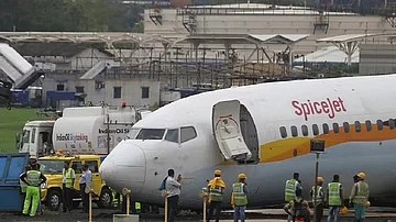 फ्लाइट दरम्यान इंजिनमध्ये बिघाड, टेक ऑफ झाल्यानंतर लगेचच स्पाइसजेट फ्लाइटचे आपत्कालीन लँडिंग