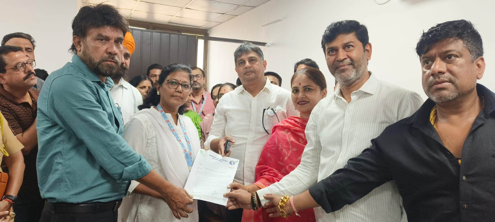 वाढत्या रेल्वे अपघात: राष्ट्रवादी काँग्रेस पार्टी (एसपी) ने रेल्वे प्रशासनाला परीक्षेच्या वेळा बदलण्याचा इशारा दिला आणि परीक्षेदरम्यान ट्रेनचा एक डबा विद्यार्थ्यांसाठी राखीव ठेवण्याची मागणी केली.