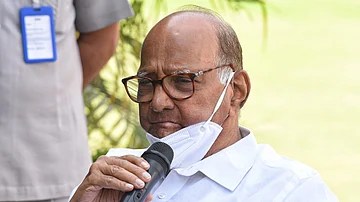 शरद पवार यांची प्रकृती पुन्हा बिघडली, डिहायड्रेशनच्या तक्रारीनंतर रुग्णालयात दाखल