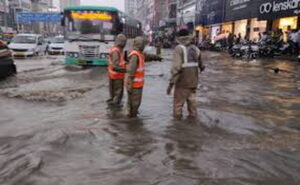 हैदराबादमध्ये मुसळधार पावसामुळे जनजीवन विस्कळीत झाले आहे