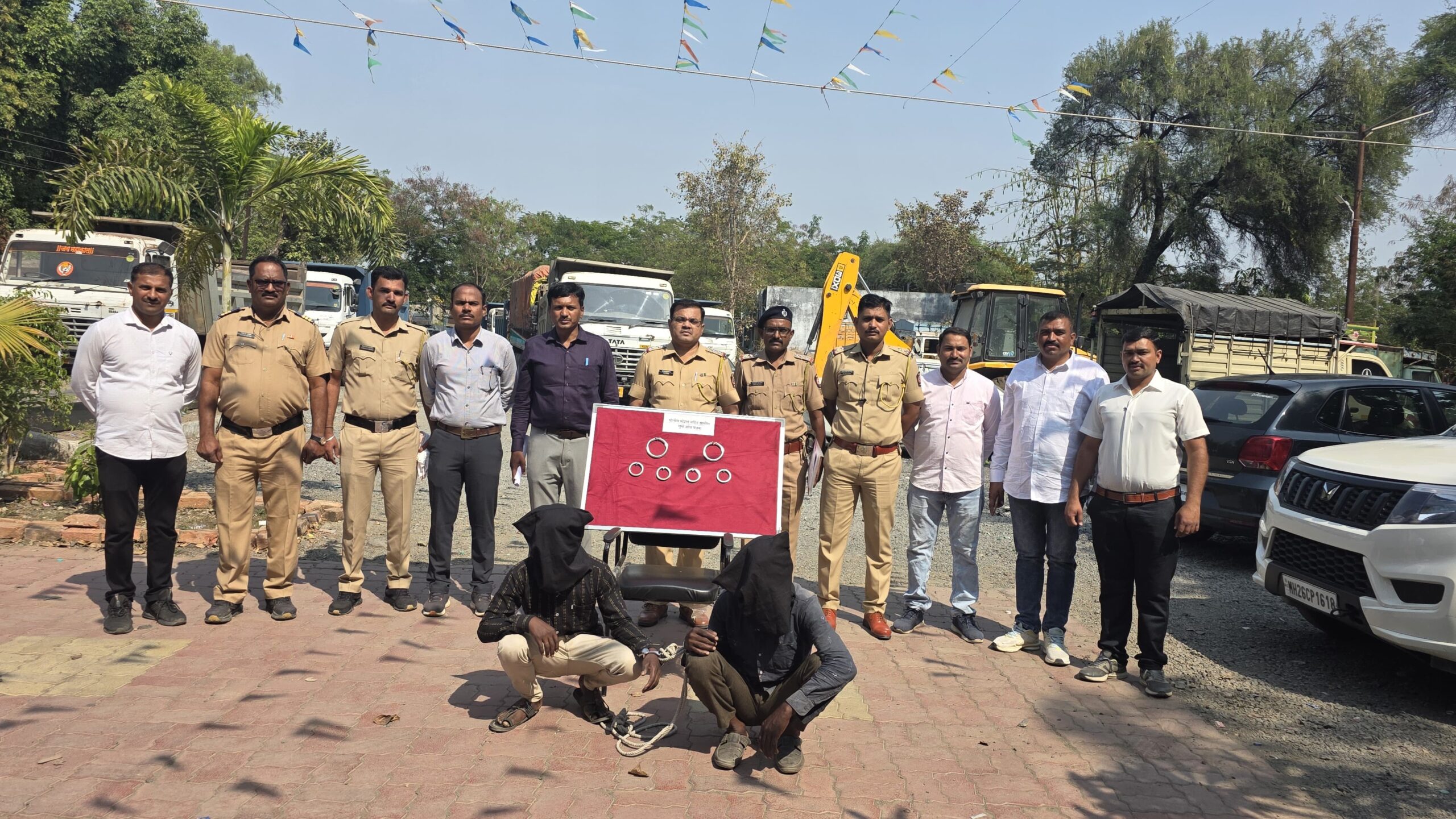 नांदेड : पोलिसांची संयुक्त कारवाई, जबरी चोरीचा गंभीर गुन्हा उघड, 1 लाख 10 हजार रुपयांची मालमत्ता जप्त.