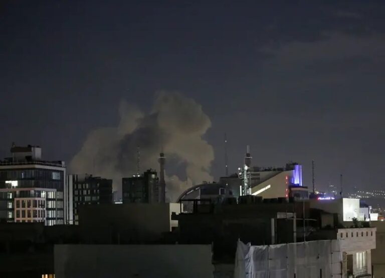 बहरीनमधील अमेरिकेच्या नौदल तळावर इराणने केलेल्या ड्रोन हल्ल्यात तीन अमेरिकन सैनिक ठार झाले